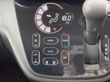 【オートエアコン】一度お好みの温度に設定すれば、車内の温度を検知し風量や温度を自動で調整。暑い…寒い…と何度もスイッチ操作をする必要はありません。快適な車内空間には必須の機能ですね♪