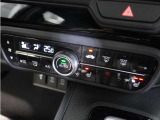 【オートエアコン】温度を設定すれば自動で快適な車内温度を保ちます。エアコン内部の高性能脱臭フィルターで車内のアレルゲンや花粉を除去。