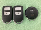 スマートキーを装備しています。鍵を差し込むことなくドアロックの開け閉めと、スタートボタン操作でのエンジンスタートができます。加えて、純正リモコンエンジンスターター用の操作キーもついています。