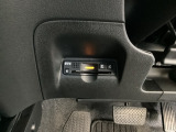 ハンドルの左下にETCがついています。高速道路の料金所の通過も楽々です。 カードの取り出しもしやすい場所についています。