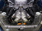660馬力のV6ツインターボエンジンに電動モーターを加え、総出力830馬力・0-100km/h加速2.9秒というスペックを誇る296 GTB。その本質を、美しさと技術で磨き上げた一台です。