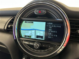マットブラックにホワイトのLIBERALAのロゴの建物と看板が目印です。