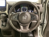 ハンドルにHondaセンシング系のクルーズコントロールやレーンキープアシストなどのスイッチと、オーディオの操作スイッチが装備されています。ハンドルから手を離さず安全に操作できます。