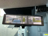 スマートルームミラーは、車両後方に設置されたカメラの映像を、ルームミラーに映し出すことで、死角をなくし、安全性を向上させることができます。また、夜間や雨天時でも、クリアな映像を映し出すことができます。