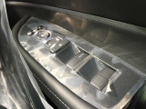【電動格納ミラー】サイドミラーは電動格納式となっており、狭い駐車場でもキズがつくリスクを抑えられます。