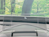 【ヘッドアップディスプレイ】現在の速度や走行情報をデジタル表示で運転席前方のガラスに投影!運転中、目線をずらさず必要な情報を確認できるのでとっても便利で安心!