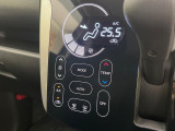 【オートエアコン】一度お好みの温度に設定すれば、車内の温度を検知し風量や温度を自動で調整。暑い…寒い…と何度もスイッチ操作をする必要はありません。快適な車内空間には必須の機能ですね♪