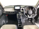 車内は光触媒抗菌消臭施工済です。インパネ周りはスタイリッシュなデザインで機能や装備も充実しています。グローブボックスやカップホルダーのほかにトレーなどたくさんの収納スペースが付いています。