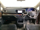 車内は光触媒抗菌消臭施工済です。インパネ周りはスタイリッシュなデザインです。グローブボックスやカップホルダーのほかにトレーなどたくさんの収納スペースが付いています。