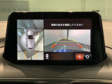 リバースギアに入れるだけで後方の表示へ切り替わります。夜間や雨の日の駐車も楽になりますよ。