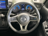 インテリアに合わせたデザインのステアリングは、運転される方のことも考え、運転しやすい形状、大きさです。是非一度、実際に触ってお確かめください。