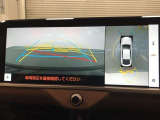 【パノラミックビューモニター(床下透過表示機能付)】クルマを上から見たような画像をディスプレイに表示し、運転席から確認しにくい箇所も確認できます。車両直下及びタイヤ付近のアンダーフロアの確認も可能です
