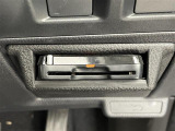 【ETC】有料道路を利用する際に料金所で停止することなく通過できる、ETC車載器(ノンストップ自動料金収受システム機器)が装備されています。セットアップを行うことで利用可能になります。