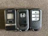 スマートキー付きですからドアロックの開閉およびエンジンスタートが楽々です。電動スライドドアの開け閉めもボタンで操作できます。加えて、リモコンエンジンスターター用の操作キー(Aftermarket品)もついています。