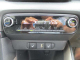 オートエアコンなので、お好みの温度に設定することで車内を快適にしてくれます。