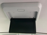 【フリップダウンモニター】大画面モニターで後席でもエンタメをお楽しみいただけます。小さなお子様にも大人気の装備です♪