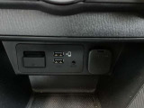 USB端子2個&AUXミニジャック1個 ミュージックプレーヤー接続でお気に入りの音楽を楽しむことが出来ます♪Apple CarPlay 、Android Auto 対応です