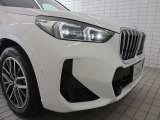 BMWの伝統的なヘッドライト・デザインは『コロナ・リング』と言われる左右4灯ヘッドライトをモチーフにしています。キドニーグリルと相まって、ひと目でBMWだとわかるデザインになっています。