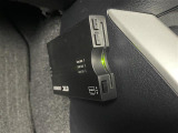 【ETC】有料道路を利用する際に料金所で停止することなく通過できる、ETC車載器(ノンストップ自動料金収受システム機器)が装備されています。セットアップを行うことで利用可能になります。