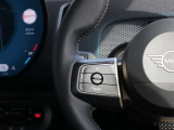 ステアリングの左側には、アクティブ・クルーズコントロール等の運転支援システムを操作するスイッチを配置。指先一つで設定の変更が行えるため、高速道路での巡航時も視線を逸らさず安全に操作いただけます。