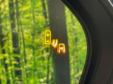 【ブラインドスポットモニター】走行中、ドアミラーの死角になりやすい箇所に後続車が接近するとサイドミラーのレンズに警告を表示!ドライバーに注意喚起をしてくれます。