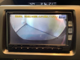 ギヤをR(バック)に入れるとナビの画面に後ろの映像が映るリアカメラ付です。後退時、コンディションが悪い視界でもカラーバックモニターがドライバーをサポートします。