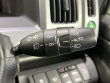 【オートライト】周りの明るさに応じて自動でヘッドライトの点灯・消灯ができる機能です!ライトの付け忘れ・消し忘れなどが無くなり、雨の日や夕方の走行も安心!トンネル通過時も便利ですね♪