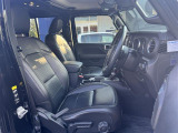 高級感のあるシートです!JEEPのロゴがオシャレ!