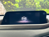 【8.8インチマツダコネクト】車内の雰囲気にマッチした大型のディスプレイ。スマホ接続でのナビ使用やBluetooth再生等、様々な機能が楽しめます。直感的なダイヤル操作が可能で、使い勝手も良好です。