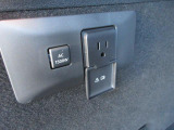 荷室の左側には、ACアウトレットがあります。キャンプの時にここから電気がつかえます。