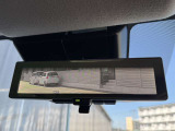 ルームミラー☆後席に乗っている人や、大きな荷物を載せていると見にくくなりがちな後方視界。。こちらは車両後方のカメラ映像をミラーに映すので、天候にも影響されないクリアな後方視界を実現☆