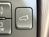 【パワーバックドア】スマートキーや運転席のボタンを押すだけでリアゲートが自動で開閉します!荷物を持っている時や、高い位置にあるバックドアを閉める際に便利な機能です♪
