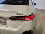 L字型リアコンビランプ:BMWの伝統的なデザインのひとつです。夜間でも誰が見てもBMWとわかる印象的なデザイン。