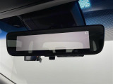 【デジタルインナーミラー(トヨタ)】車両後方カメラの映像をルームミラーに映すことが出来ます。 そのため、後席に人や荷物があって後方が見えづらい場合でもしっかり視界を確保することが出来ます。