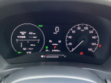 ハイブリット車専用のメーターです。右側の大型スピードメーターに加え、ステアリングスイッチを使って左のマルチインフォメーション・ディスプレイで燃費や動力伝達などの情報が見れるようになっています。