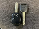 キーレスエントリー付きです。ドアの開け閉めの際に、ボタン操作でキーの差し込み不要です。通常のキーもスペアとして用意しております。