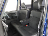 ブラック内装がかっこいいです!ゆったり座れて、長時間の運転も疲れにくいシート!
