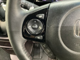 ステアリングスイッチがついていますので、オーディオのチャンネル変更、ボリューム、ジャンル変更が操作可能です。ハンドルから手を離さず安全に操作できます。