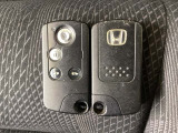 スマートキー付きですからドアロックの開閉およびエンジンスタートが楽々です。電動スライドドアの開け閉めもボタンで操作できます。スペアキーも同じものを用意しております。