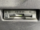 【ETC】有料道路を利用する際に料金所で停止することなく通過できる、ETC車載器(ノンストップ自動料金収受システム機器)が装備されています。セットアップを行うことで利用可能になります。