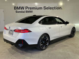 BMW xDriveの魅力は、走行状況と路面状況の変化をリアルタイムに把握し、4輪のトラクションを絶えず最大限に保つことで、どんなコンディションにおいても揺るぎない走りを実現させてくれます。