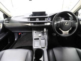 上質で落ち着いた印象のインパネ。視界も広々で運転しやすいです。