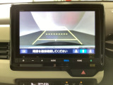 バックでの車庫入れも安心です! リアカメラが付いているバックモニター付のナビを装備しております。操作線もついており距離感も画面から確認できます。