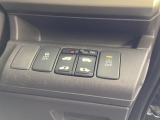 両側電動スライドドアは運転席から操作ができるよう、操作スイッチが付いています。その横にはVSA(ABS+TCS+横滑り抑制)解除スイッチなどがついています。