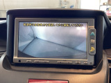 ギヤをR(バック)に入れるとナビの画面に後ろの映像が映るリアカメラ付です。後退時、コンディションが悪い視界でもカラーバックモニターがドライバーをサポートします。