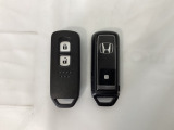 スマートキーを装備しています。鍵を差し込むことなくドアロックの開け閉めと、スタートボタン操作でのエンジンスタートができます。スペアキーも同じものを用意しております。