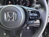 ハンドルにHondaセンシング系のクルーズコントロールやレーンキープアシストなどの操作スイッチが装備されています。ハンドルから手を離さず安全に操作できます。