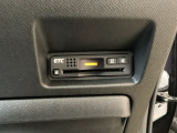 ハンドルの右下にETCがついています。高速道路の料金所の通過も楽々です!。 カードの取り出しもしやすい場所についています。