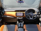 運転席周りになります。内装色はブラックXオレンジです。