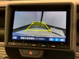 リバースギアに入れるだけで後方の表示へ切り替わります。夜間や雨の日の駐車も楽になりますよ。